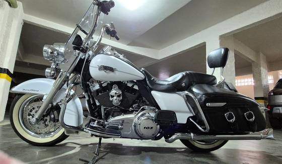 HARLEY-DAVIDSON ROAD KING CLASSIC 